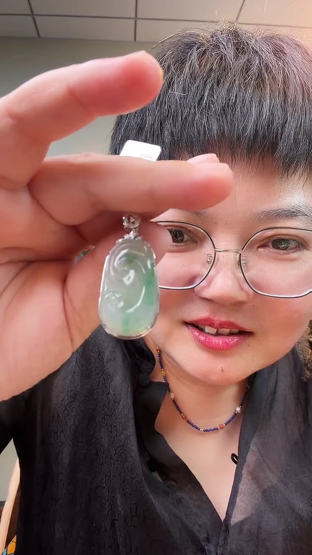 颈饰18K金镶嵌翡翠吊坠