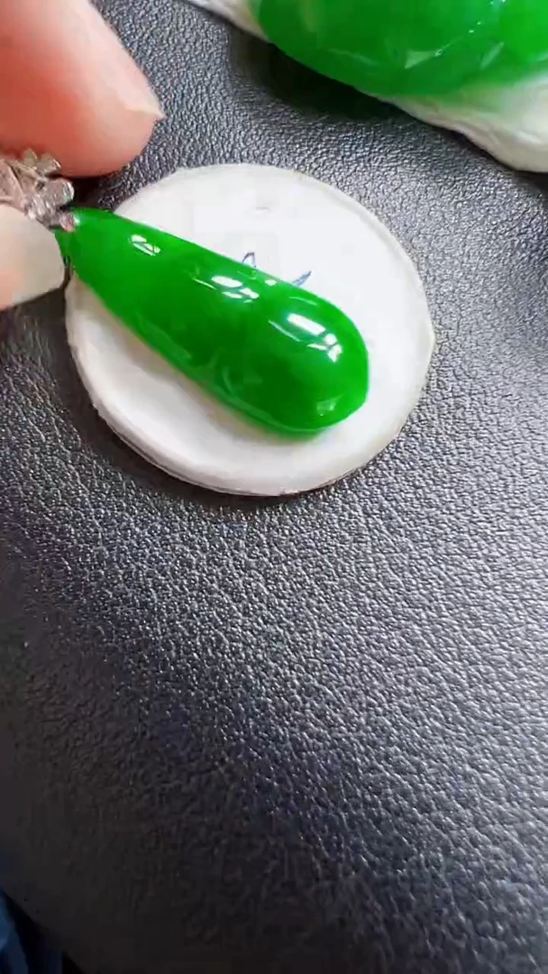 颈饰18K金镶嵌翡翠豆