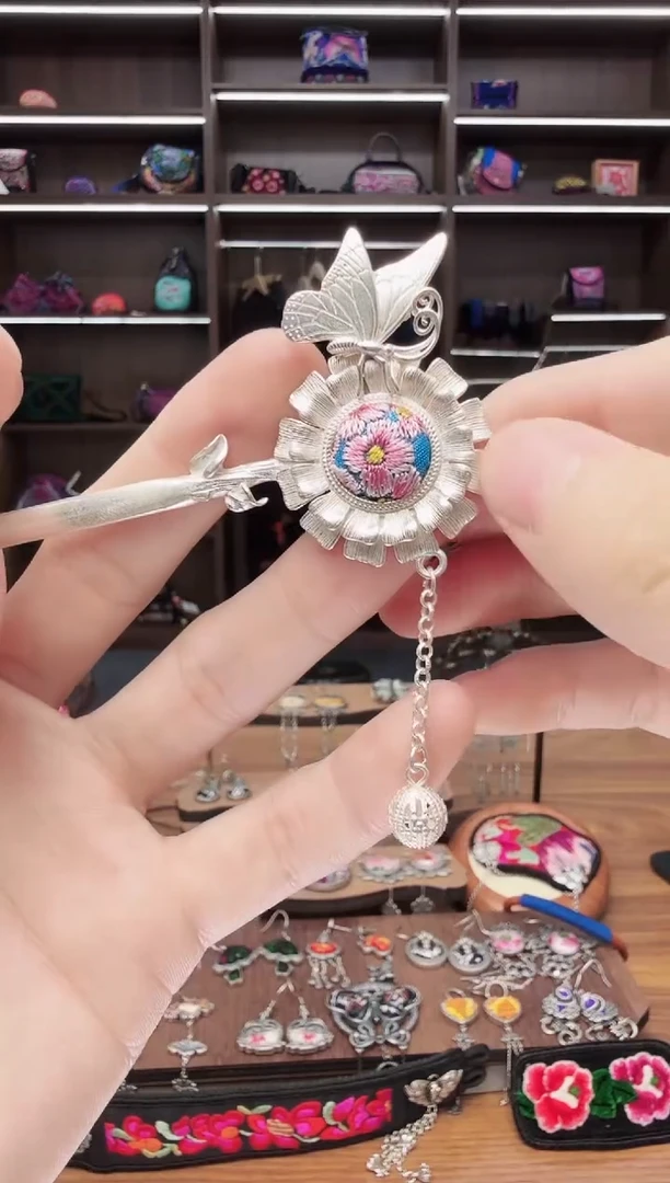 织绣47蒙阿苏苗绣传承店