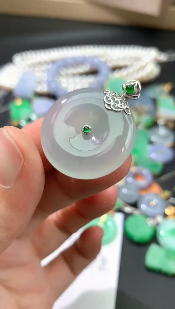 翡翠18K金镶嵌颈饰扣子