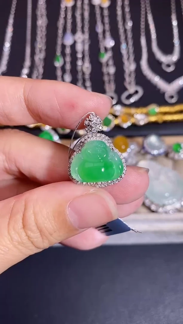 颈饰18K金镶嵌翡翠吊坠