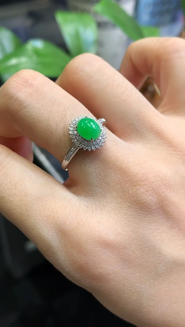 18K金镶嵌挂件翡翠戒指