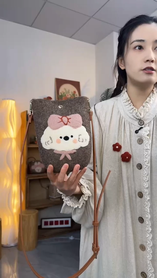 羊毛非遗纯手工包  手机包小狗