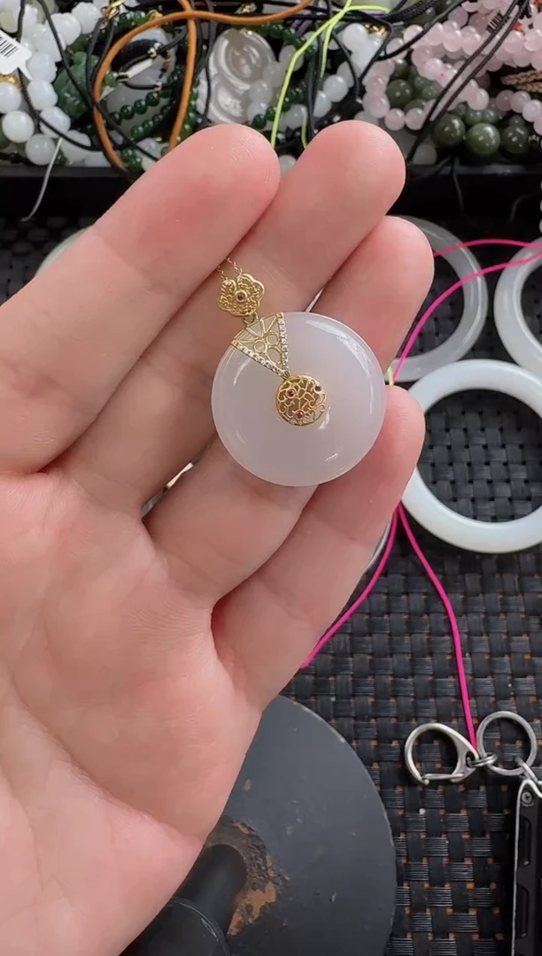 颈饰18K金镶嵌和田玉平安扣