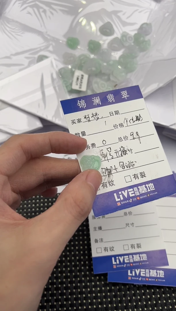 翡翠未镶嵌颈饰梦*?翡翠佛公