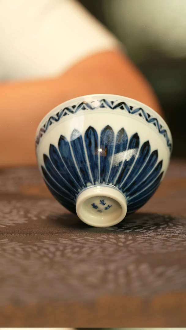 仿明青花江崖海水菊瓣鸡心杯