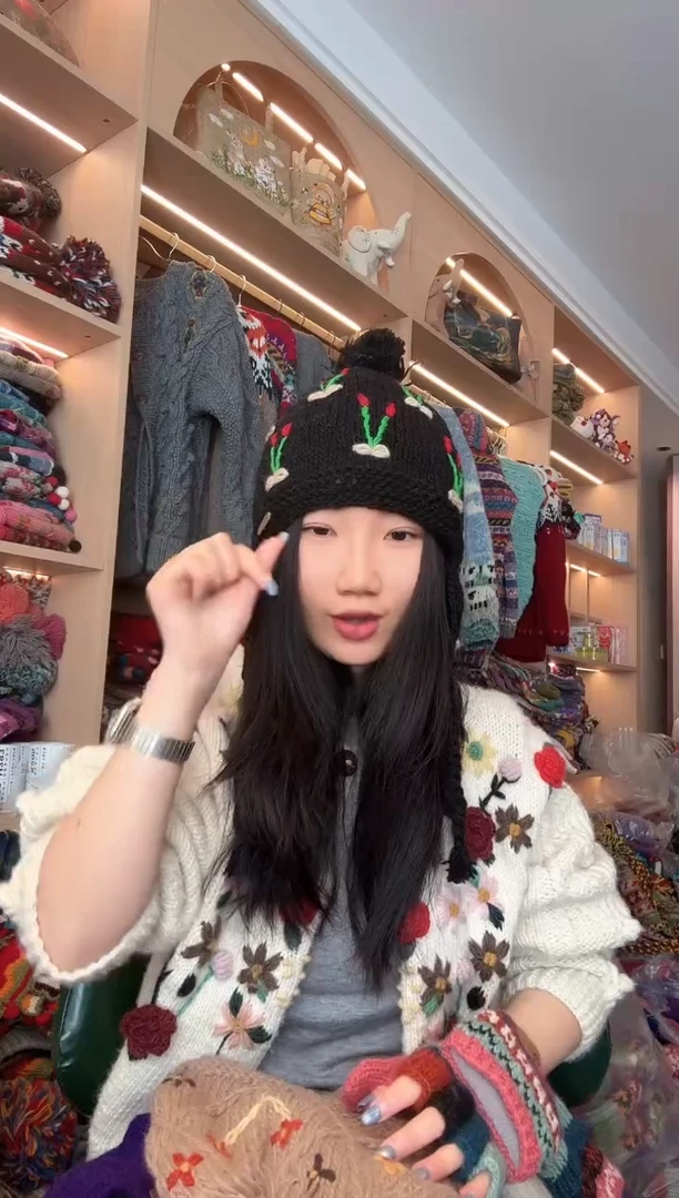 羊毛黑色樱桃护耳帽