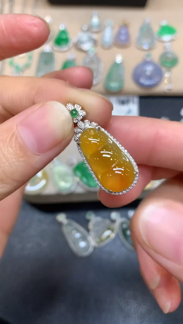 颈饰18K金镶嵌翡翠福豆【无服务费