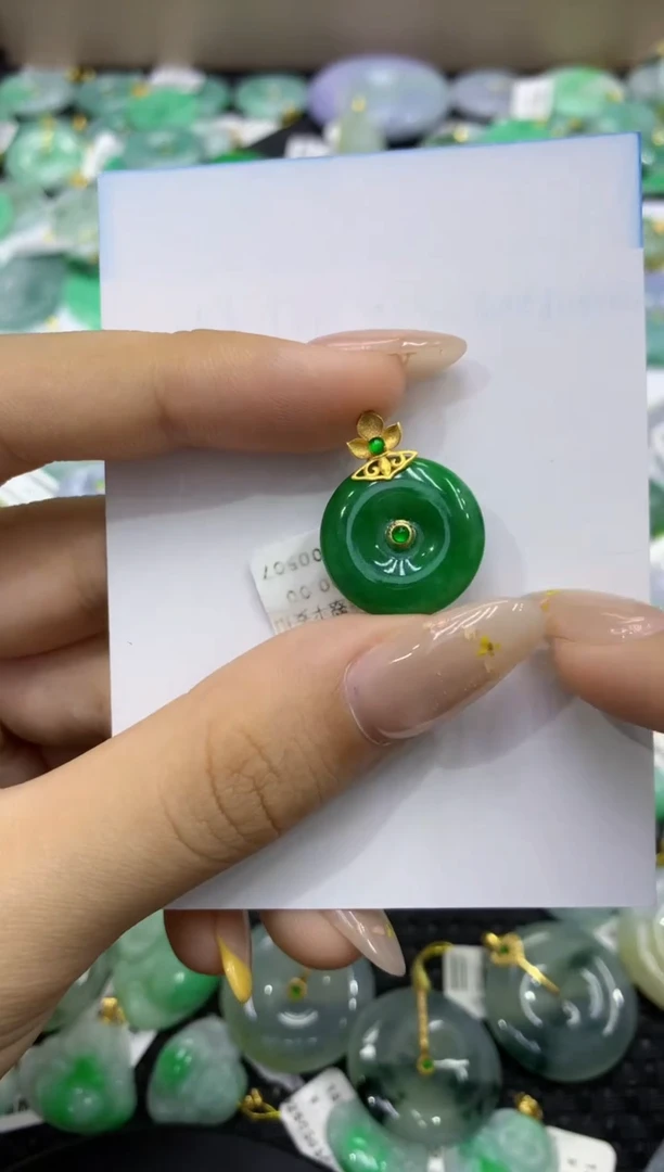 颈饰18K金镶嵌翡翠天然缅甸翡翠A货