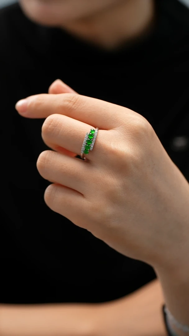 18K金镶嵌戒指翡翠戒指