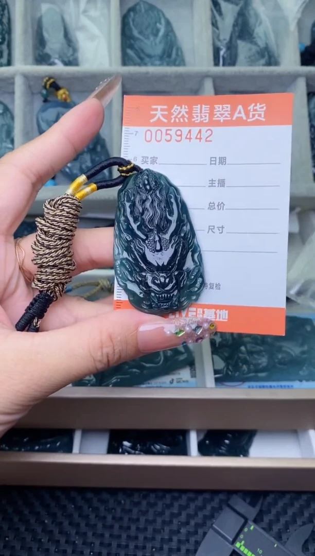 翡翠未镶嵌颈饰