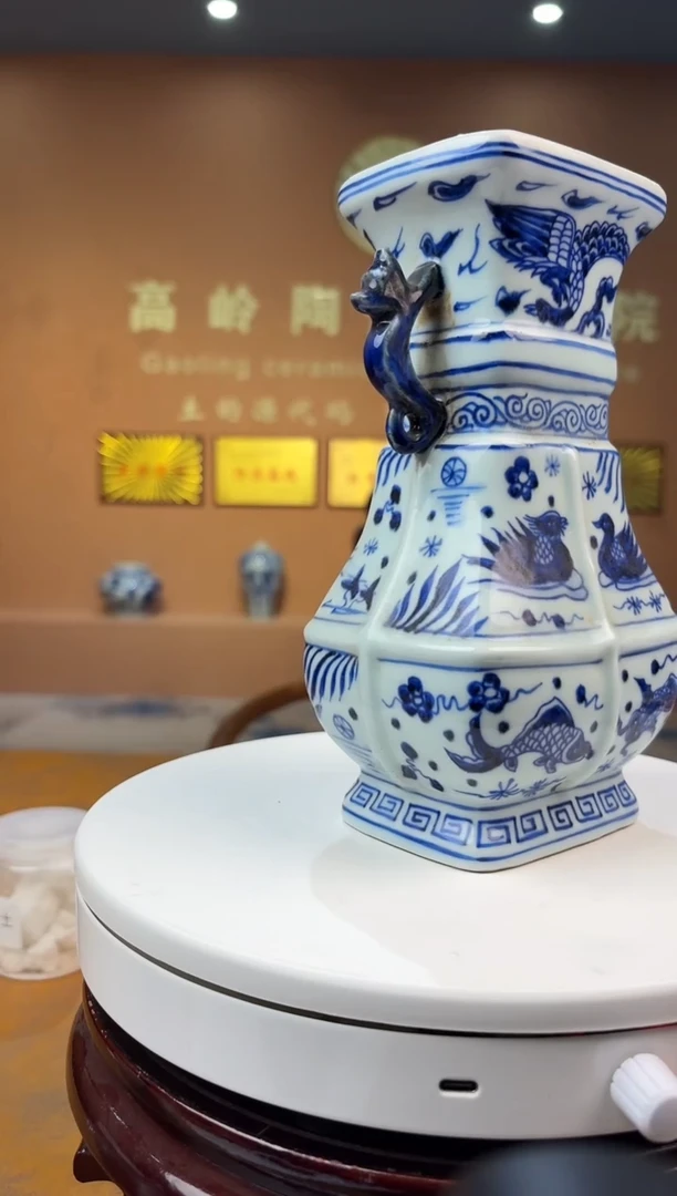 摆件景德镇陶瓷青花双耳瓶