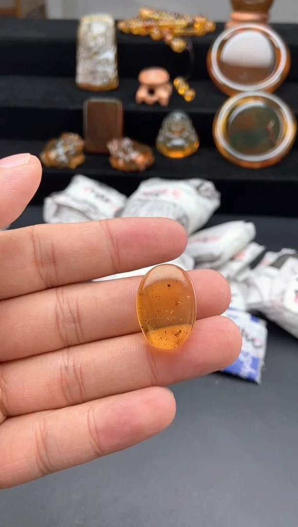 琥珀颈饰未镶嵌虫珀随形