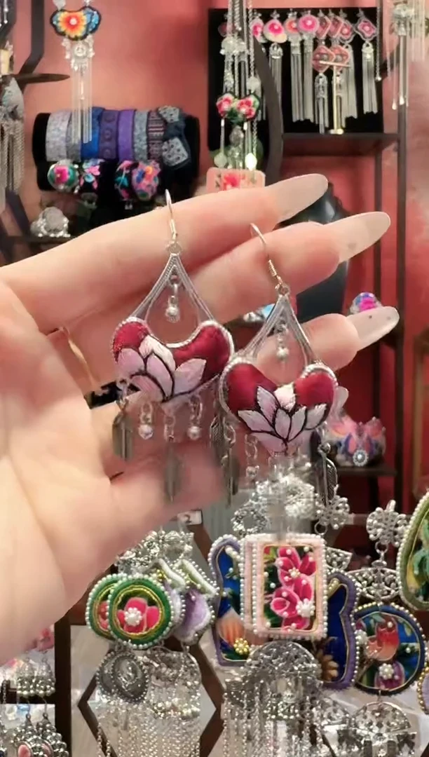 织绣云织谣民族风精美饰品   480