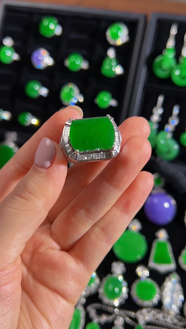 翡翠戒指18K金镶嵌大***说素面戒指23万分单第一单