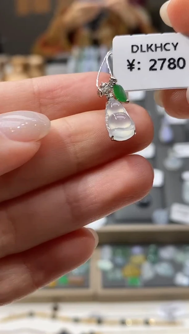 颈饰18K金镶嵌翡翠豆子