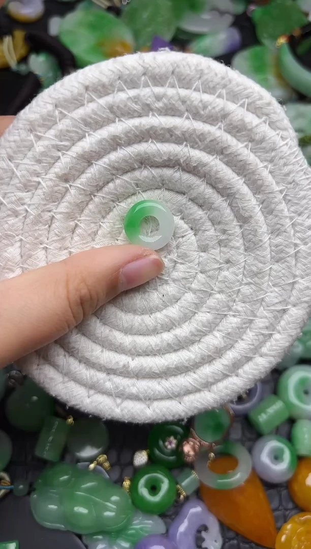 颈饰未镶嵌翡翠缅甸翡翠吊坠