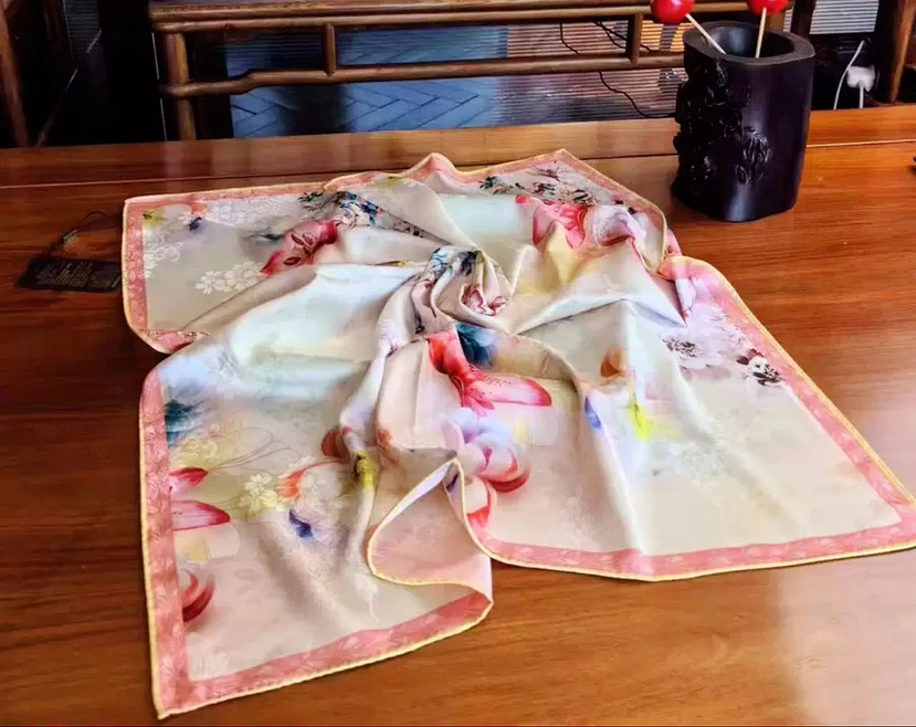 【 苏绣世家—信任 】70*70伴手礼老料手工卷边重缎提花萝香云方巾