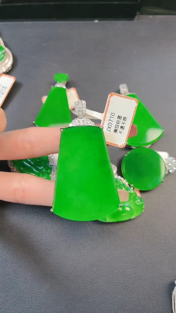 颈饰银S925镶嵌翡翠谜吊坠