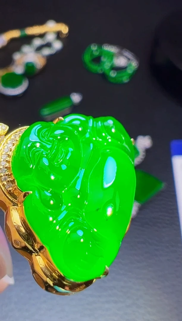 颈饰18K金镶嵌翡翠野*合翡翠