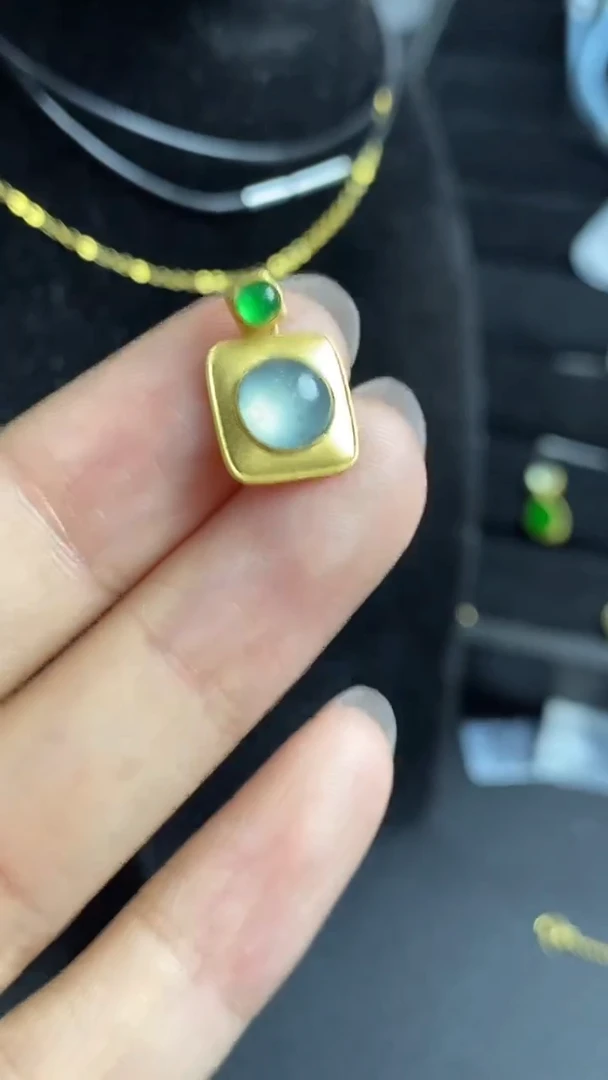 翡翠18K金镶嵌颈饰吊坠