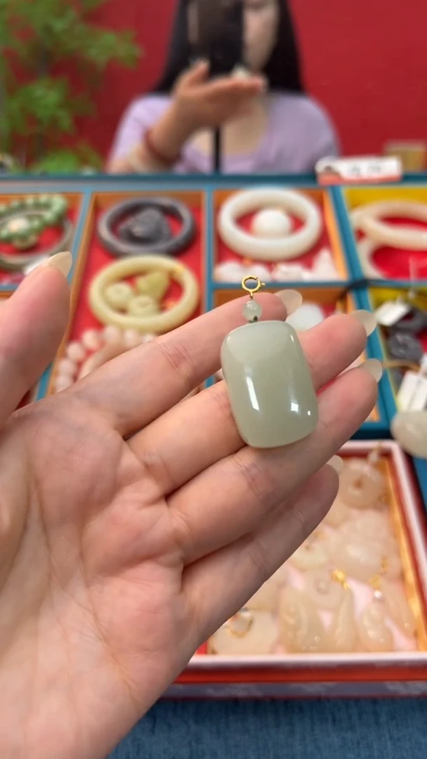 和田玉未镶嵌颈饰冰葡萄无事牌