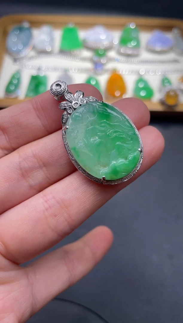 翡翠18K金镶嵌颈饰24.......