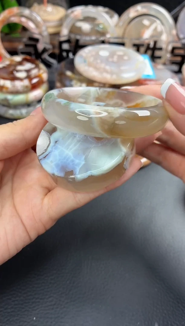 未镶嵌手镯（圆镯）石英质玉53