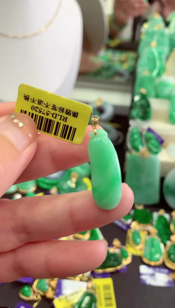 翡翠18K金镶嵌颈饰挂件