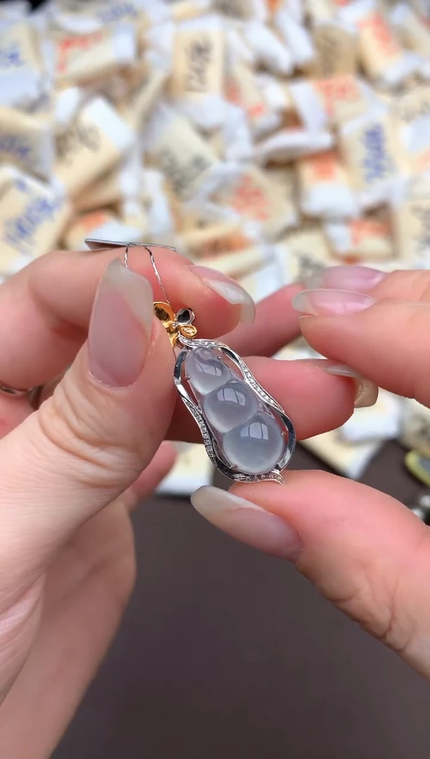 18K金镶嵌挂件翡翠—