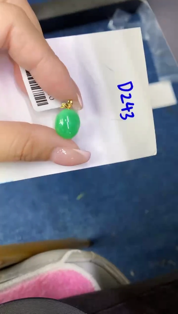 翡翠18K金镶嵌颈饰缅甸天然翡翠A货