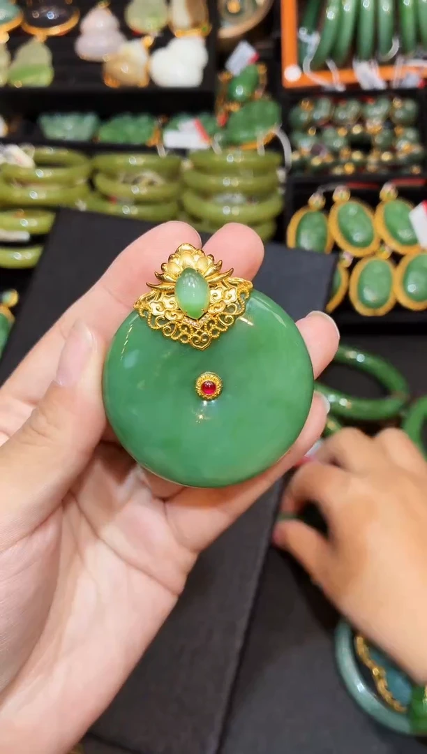 吊坠(赠链)18K金镶嵌和田玉多样性发一