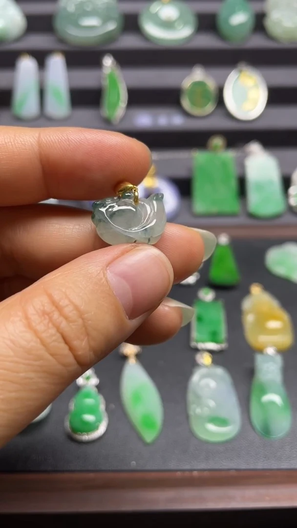 颈饰18K金镶嵌翡翠金鱼