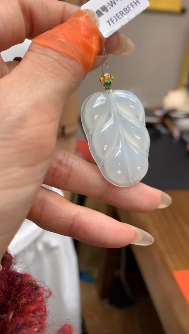 【闪购商品】翡翠颈饰18K金镶嵌叶子