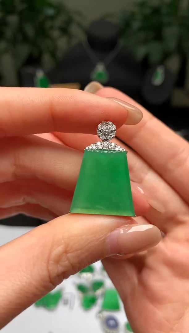 颈饰18K金镶嵌翡翠无事牌