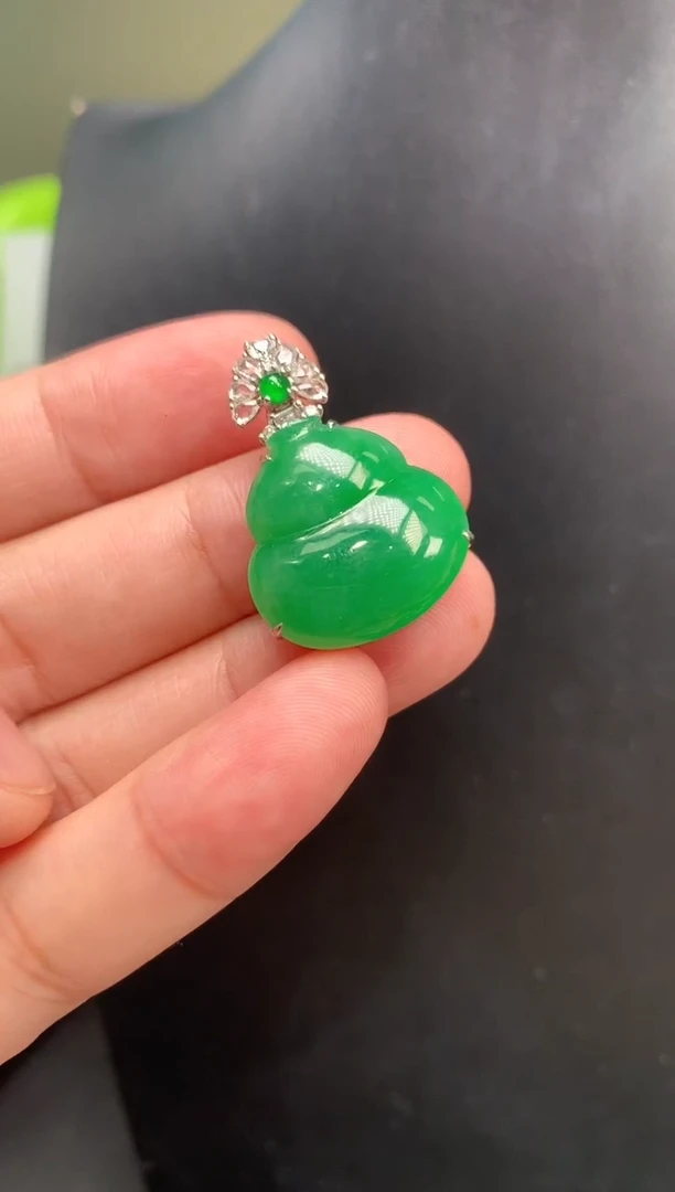颈饰18K金镶嵌翡翠葫芦