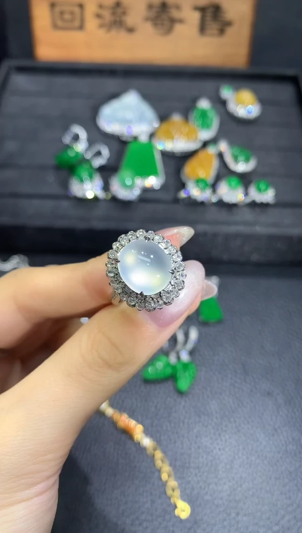 18K金镶嵌戒指翡翠80团购