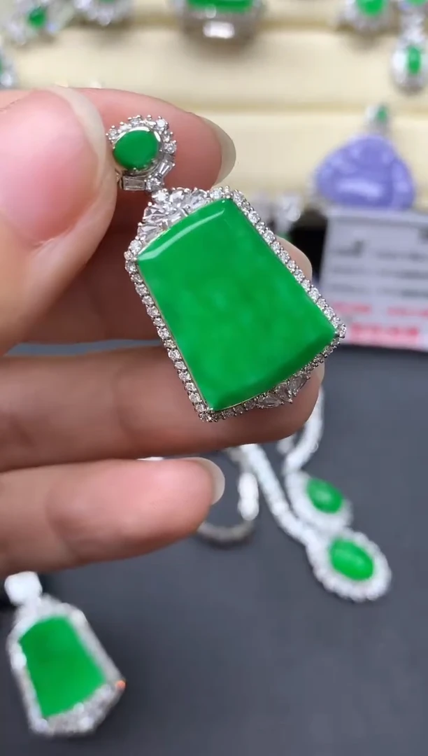 翡翠18K金镶嵌颈饰749中国好珍宝