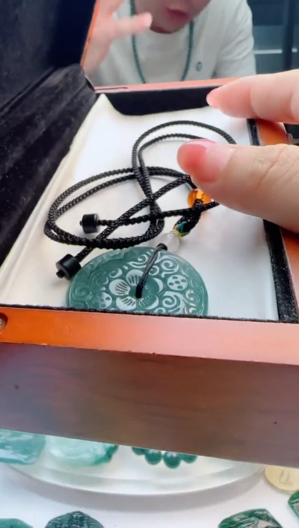 翡翠未镶嵌颈饰多样性发货其中一件