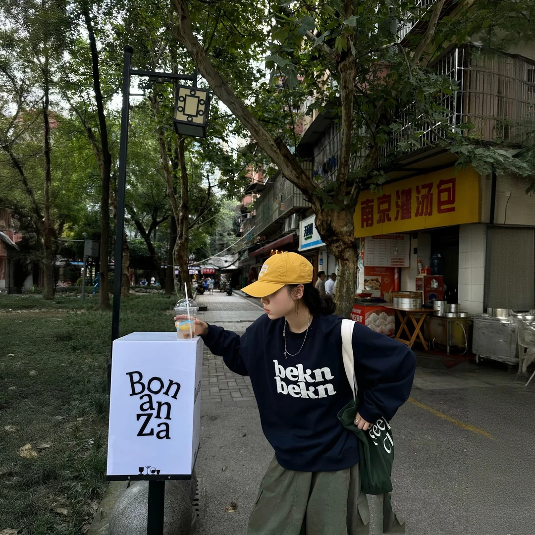 港式复古简约字母印花圆领卫衣男女2025宽松百搭慵懒感上衣外套