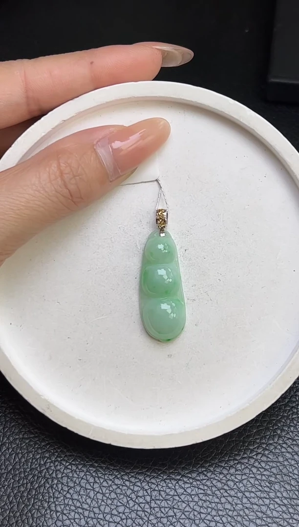 翡翠18K金镶嵌颈饰YM1047-4 豆子