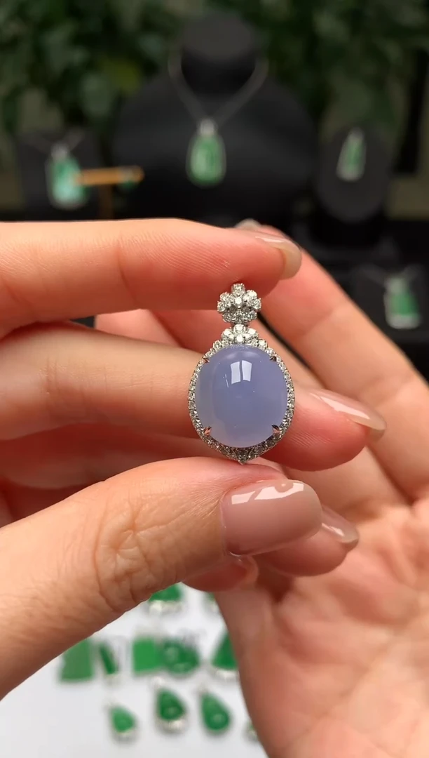 颈饰18K金镶嵌翡翠蛋面