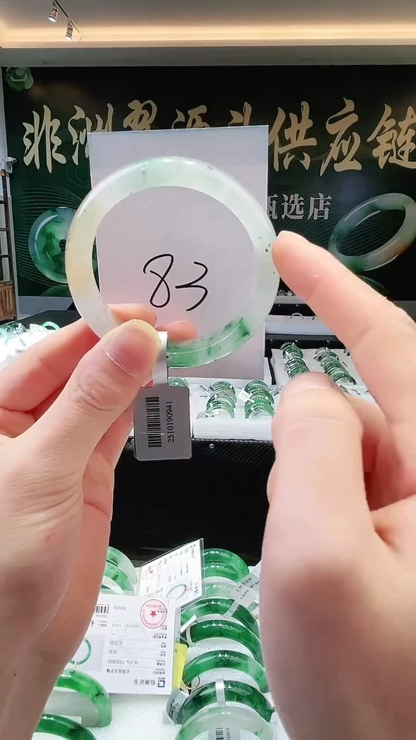 未镶嵌手镯石英质玉（非洲翠）微瑕一经发货运费不退介意勿拍