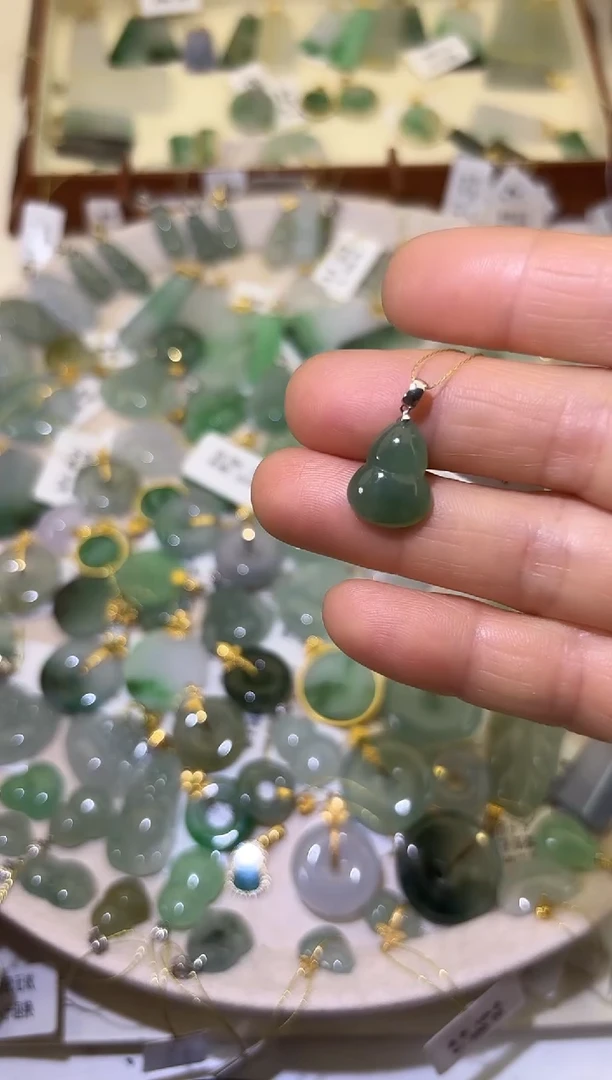 颈饰18K金镶嵌翡翠葫芦