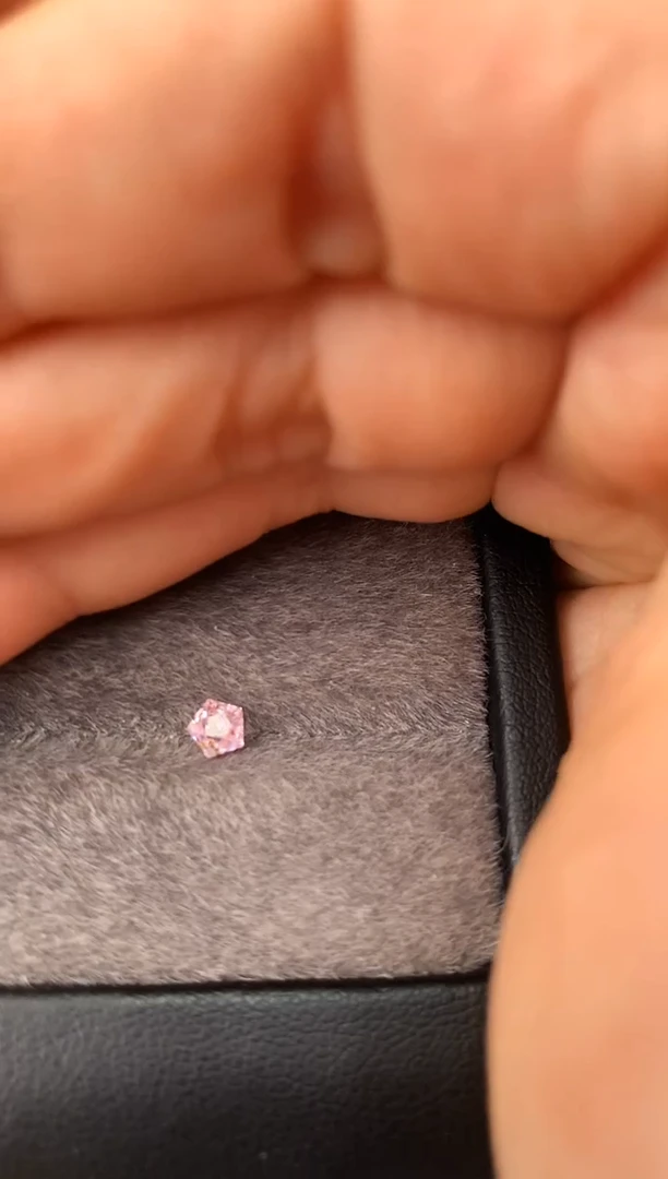 未镶嵌裸石定制蓝宝石五角星型 色调 0.42ct