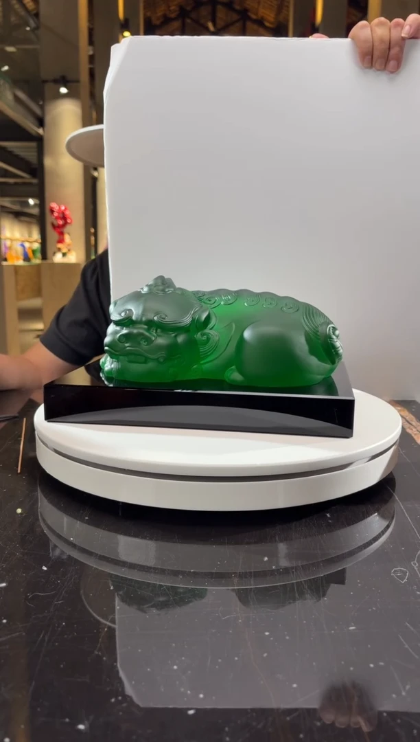 摆件CS0202042绿色卧福貔貅+300*200黑水晶底座