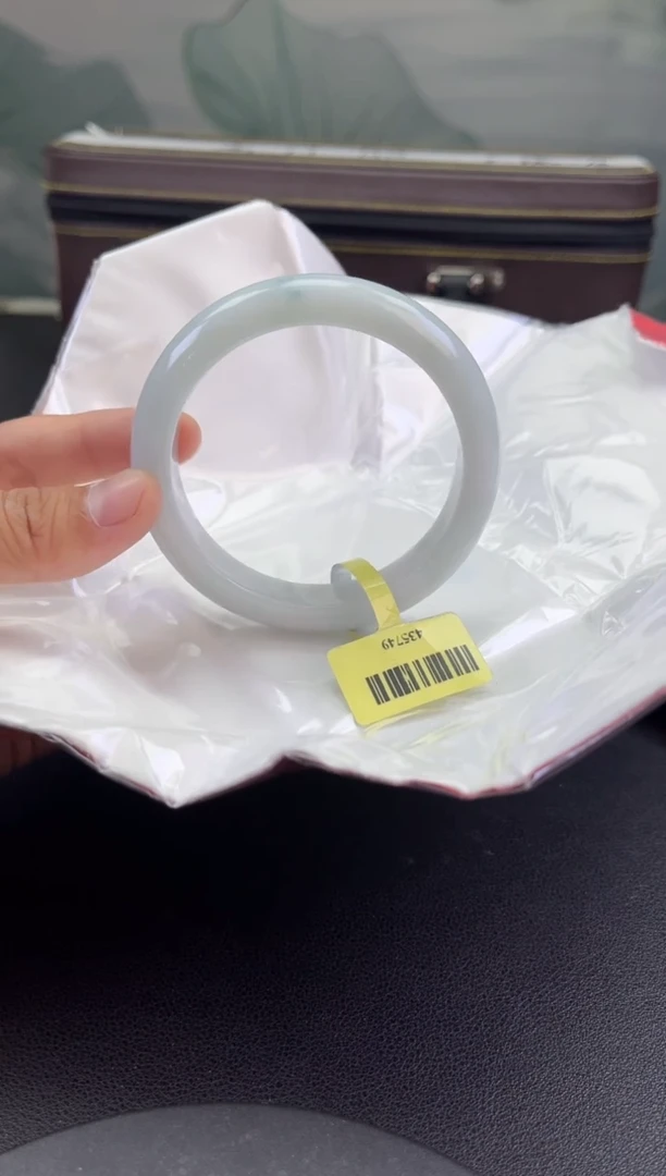 翡翠手镯未镶嵌翡翠手镯