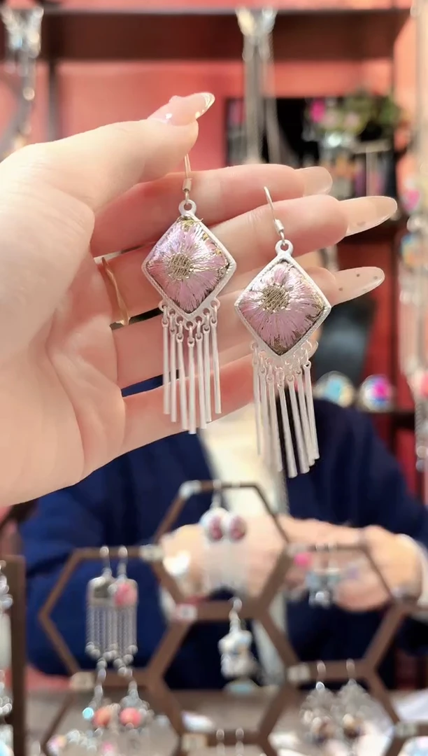 织绣云织谣民族风精美饰品 650