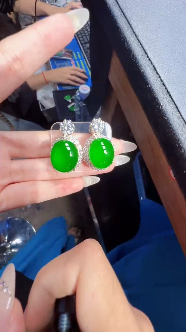 未镶嵌定制翡翠翡翠A货有轻微色差属于蛋面多样性发货1