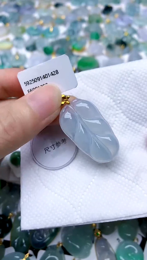 颈饰18K金镶嵌翡翠天然A货翡翠